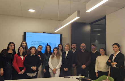 Shoe 5.0 Augmented Reality Training set to Pioneer Industry 5.0 in Footwear